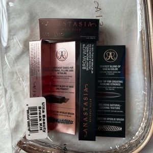 Anastasia Beverly Hills pouch and samples
